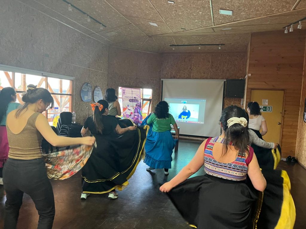 Clase de arte comunitario y tumbe afrodescendiente para el Taller Expresarte de PRODEMU Aysén